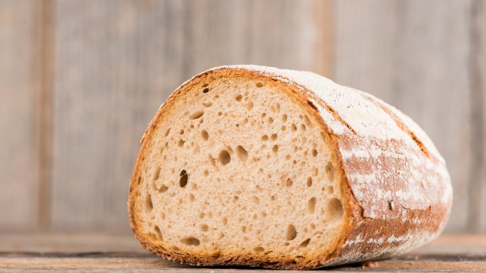 Halbes Brot vor einem unscharfem Hintergrund