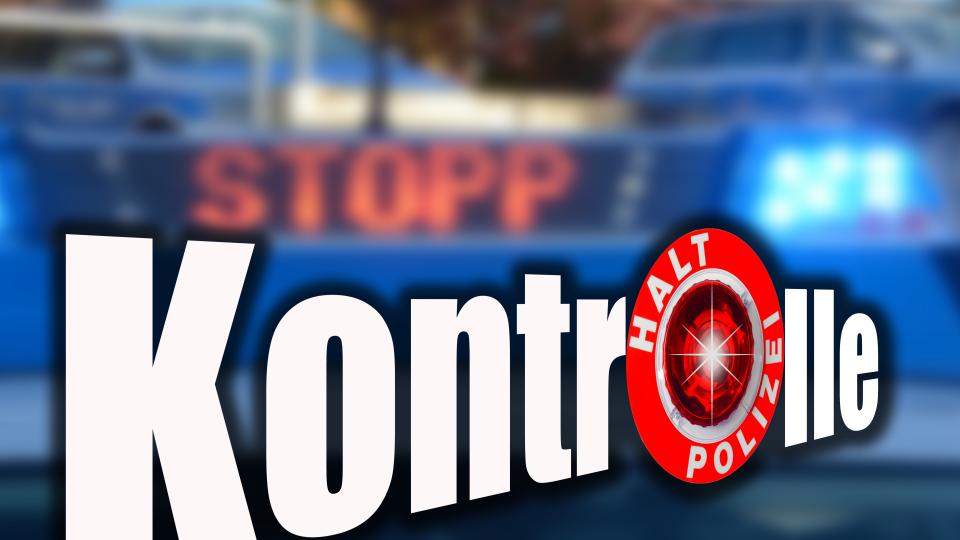 Text Kontrolle mit Polizeikelle als Buchstabe "o", im Hintergrund Blaulicht mit Anzeige STOPP